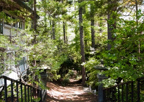 神寄谷入口(拝殿右奥側)